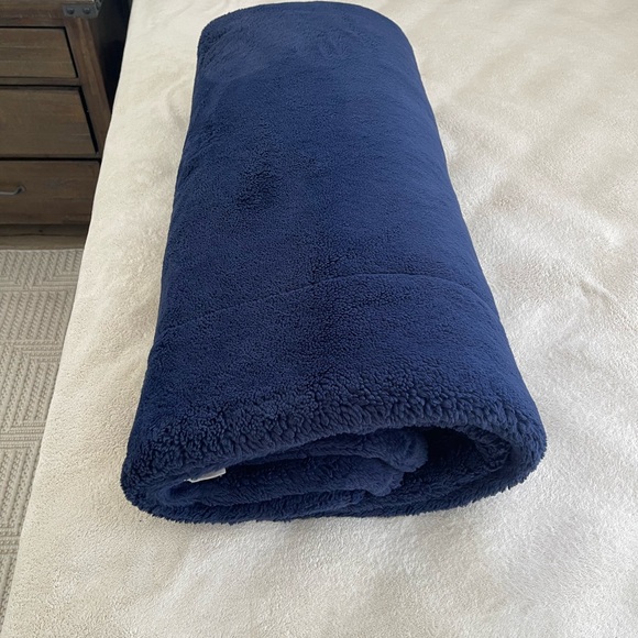 Minky Couture 60x84 Luxurious Navy Blue Plush Blanket Grande - Picture 6 of 7